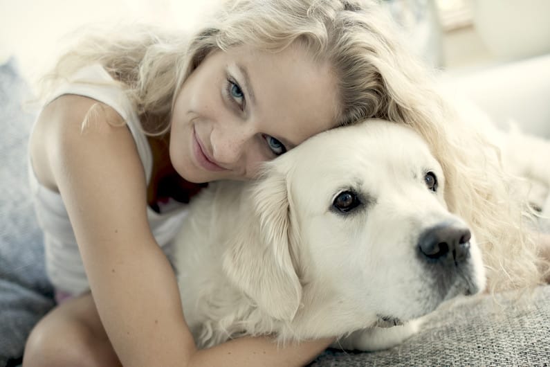 ragazza in pet therapy