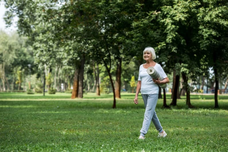 Donna che cammina nel parco